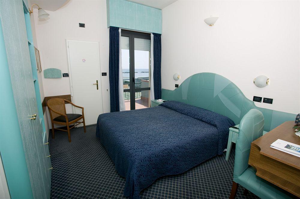Hotel Strand بيلاريا-إيجيا مارينا المظهر الخارجي الصورة
