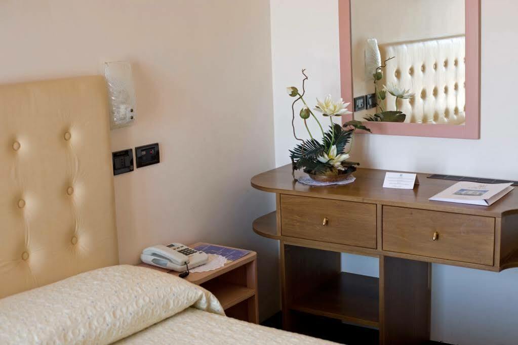Hotel Strand بيلاريا-إيجيا مارينا المظهر الخارجي الصورة