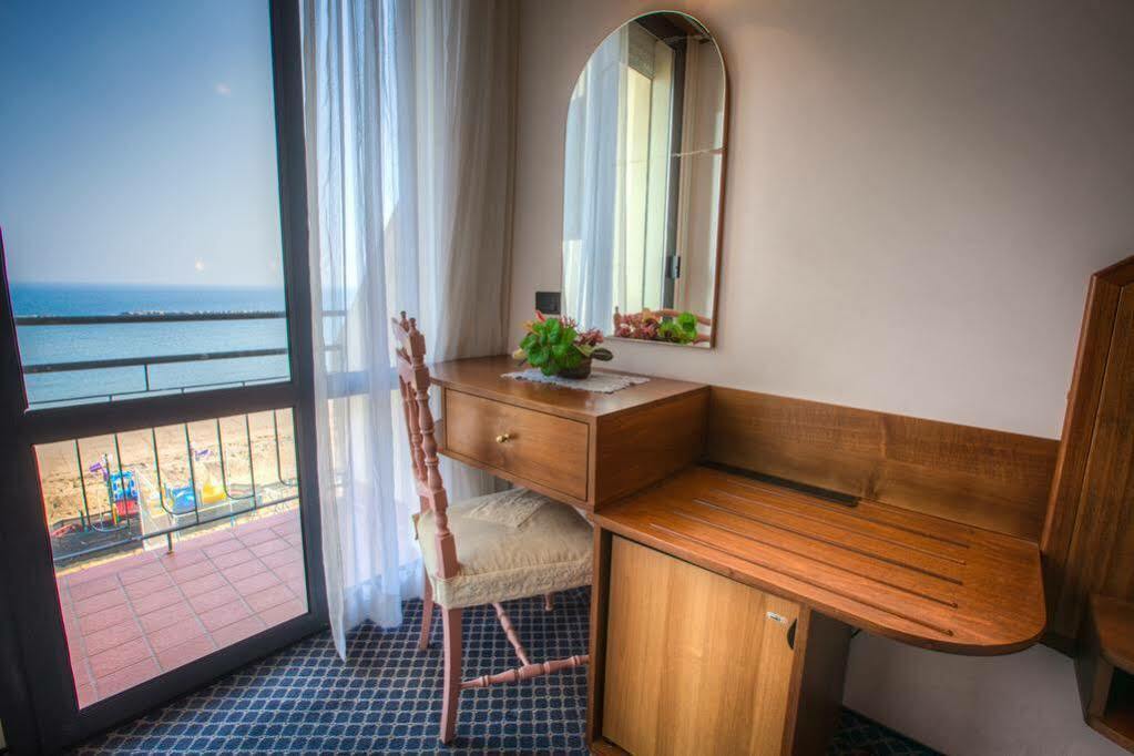 Hotel Strand بيلاريا-إيجيا مارينا المظهر الخارجي الصورة